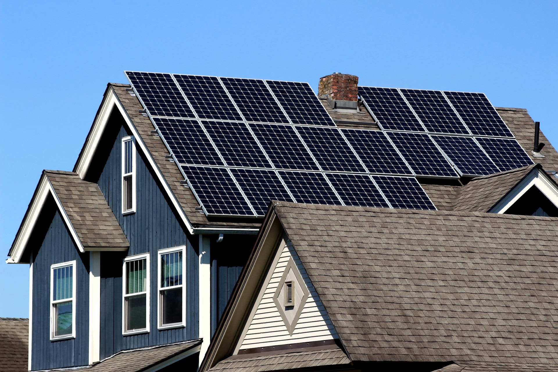 Fotovoltaické panely na střeše domu ve Středočeském kraji