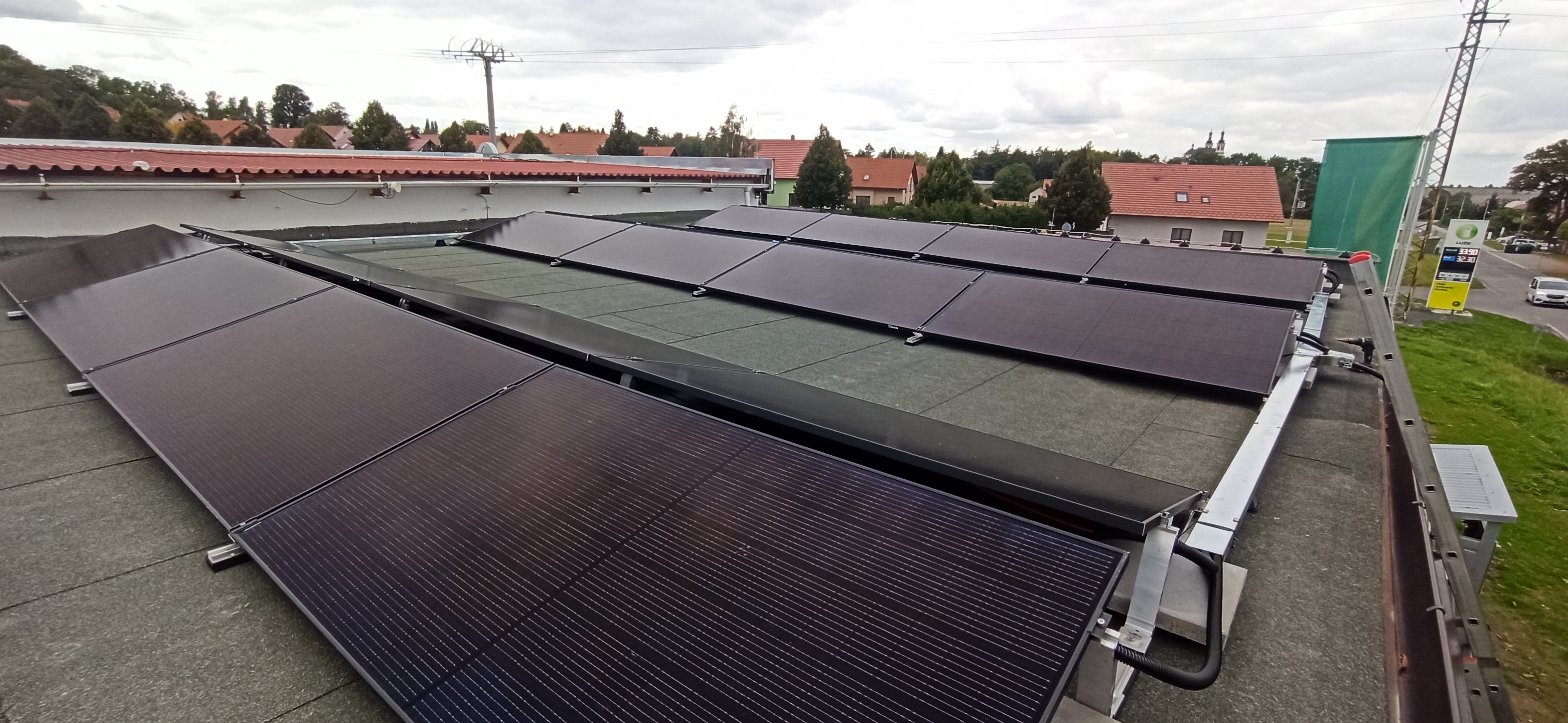 Fotovoltaické panely na střeše domu ve Středočeském kraji