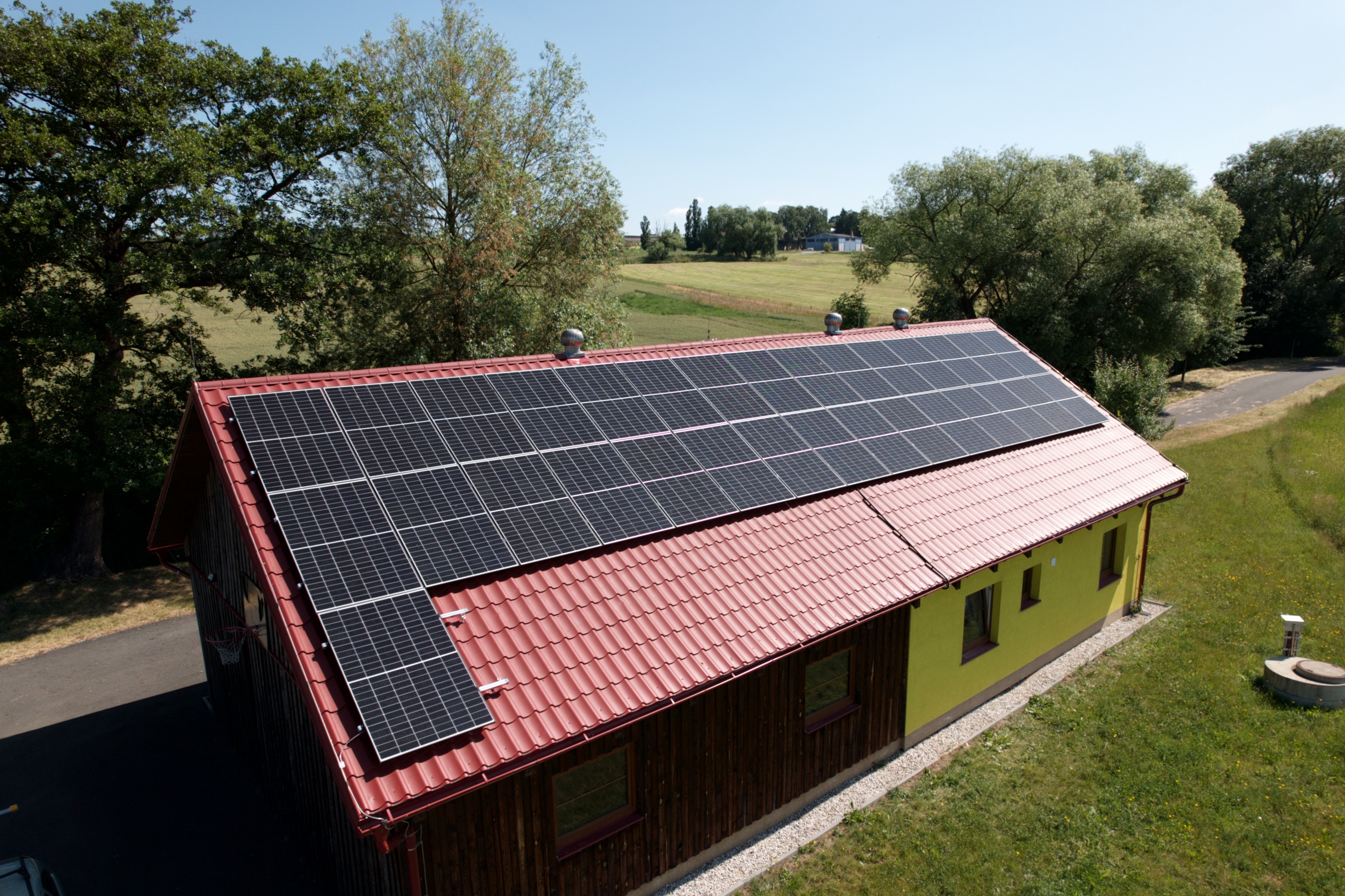 Fotovoltaické panely na střeše domu ve Středočeském kraji