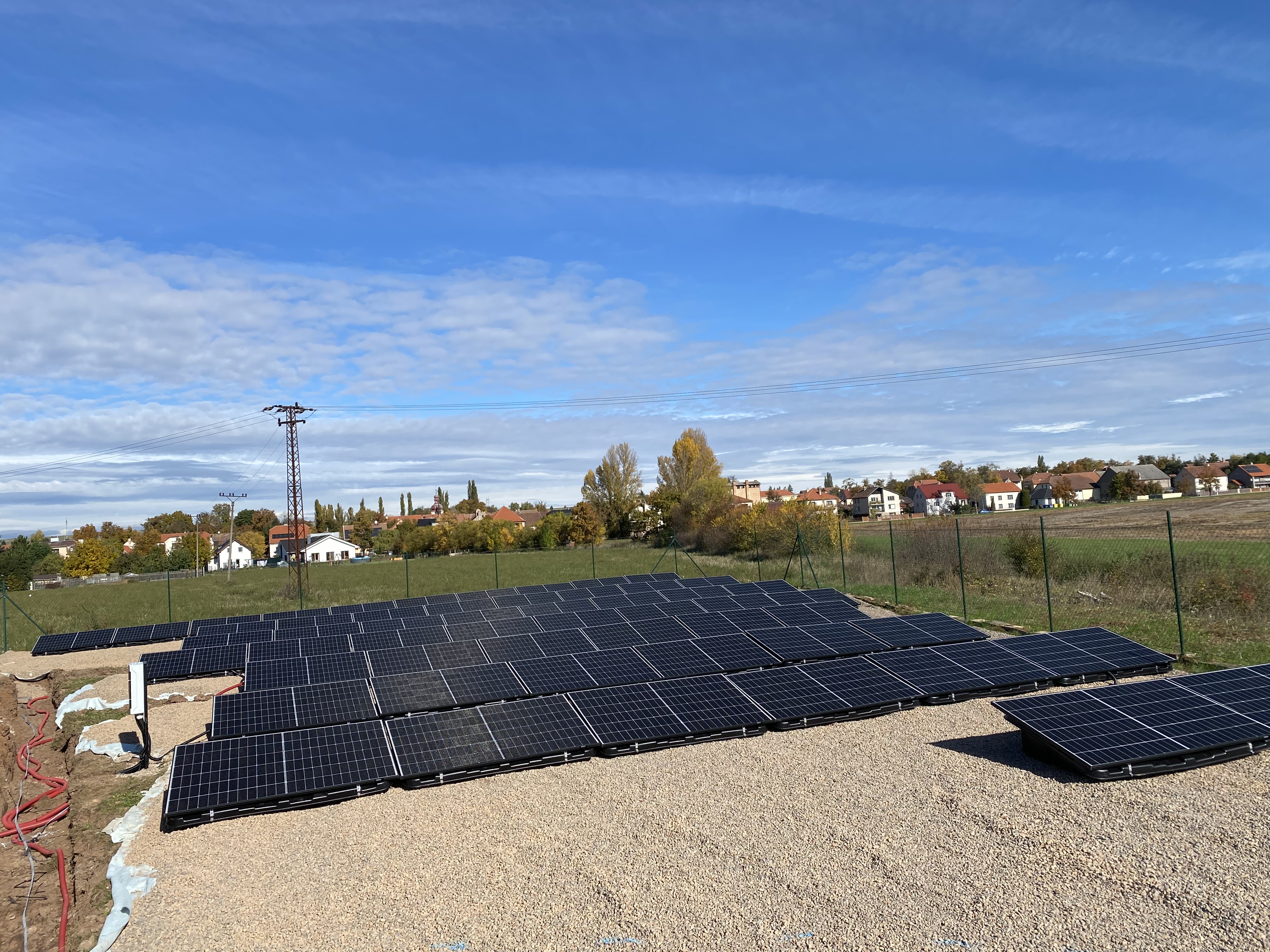 Fotovoltaické panely na střeše domu ve Středočeském kraji