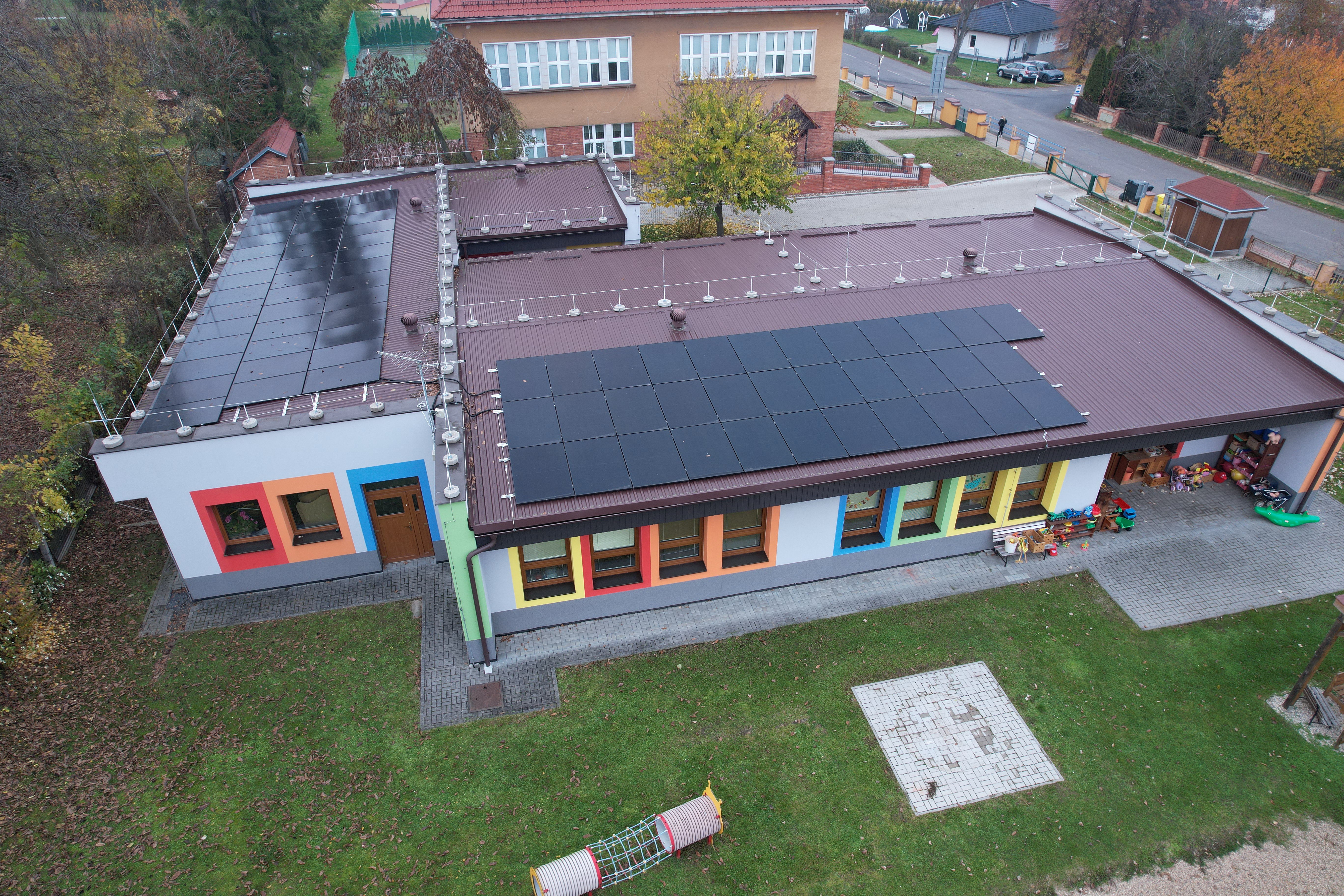 Fotovoltaické panely na střeše domu ve Středočeském kraji